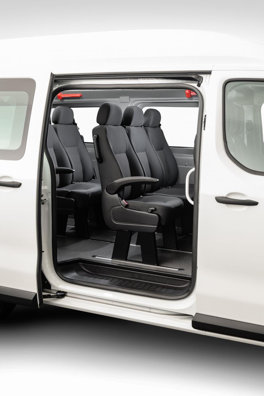 Интерьер Peugeot Expert Minibus 2018 года  (LA) (фото 8 из 10)